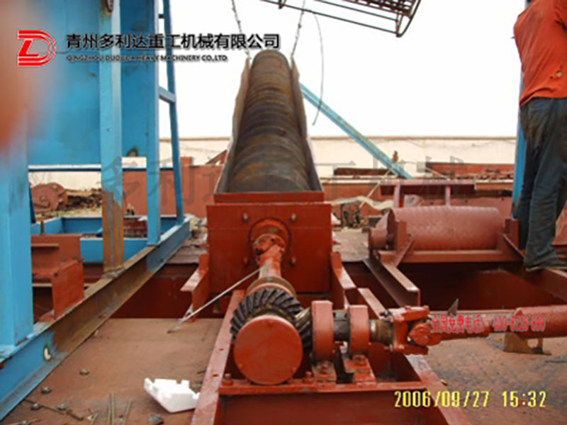  挖、篩、洗一體挖沙船（絞龍脫水輸送）